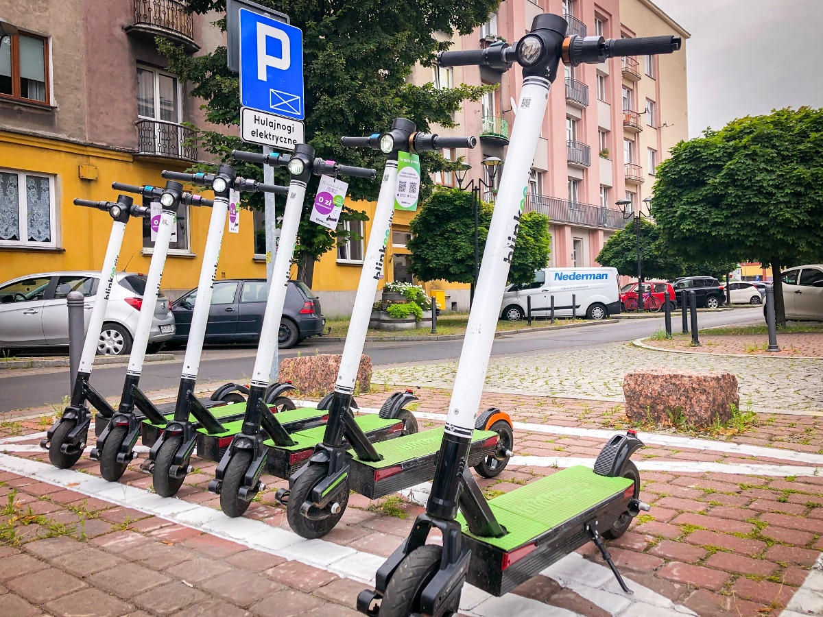 Pierwsze miasto w metropolii wprowadziło parkingi dla elektrycznych hulajnóg