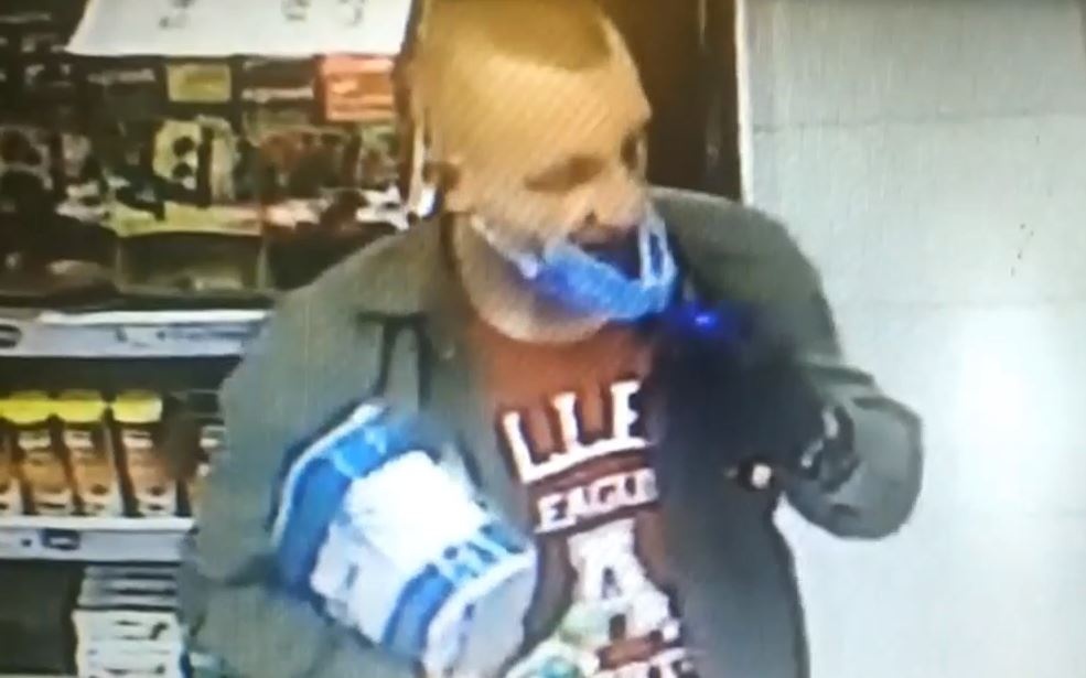 Podejrzewany o kradzież ściągnął maseczkę w sklepie. Poszukuje go policja