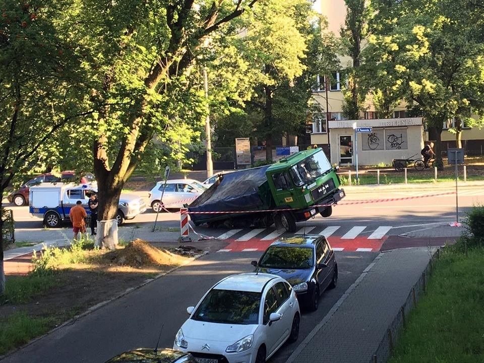 Droga w Ligocie zapadła się pod ciężarówką. Powstała duża dziura