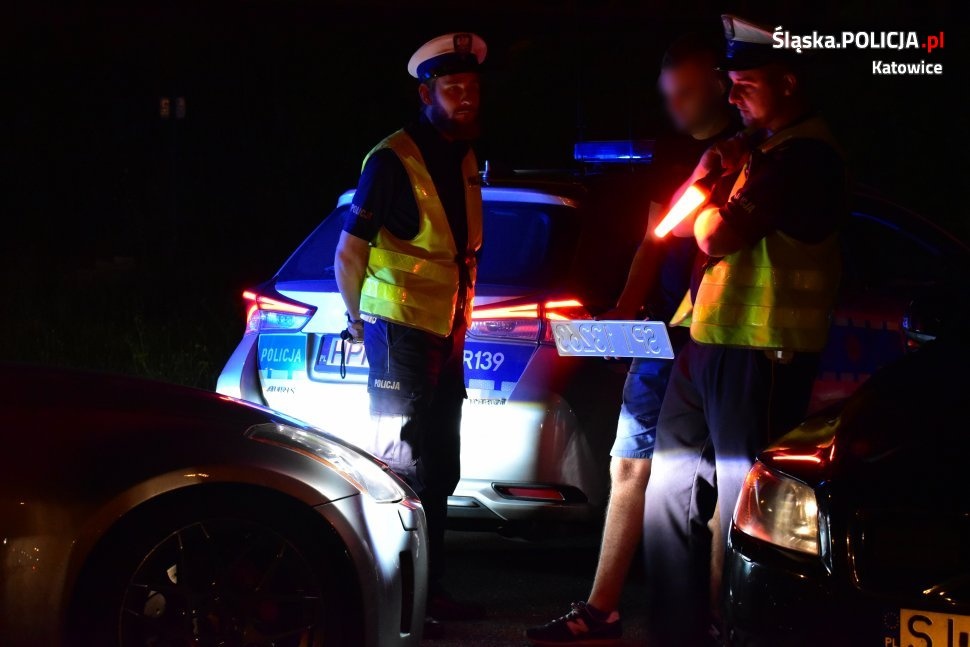 Chcieli się ścigać w Katowicach. Policja zatrzymała dowody rejestracyjne i odholowała jedno auto