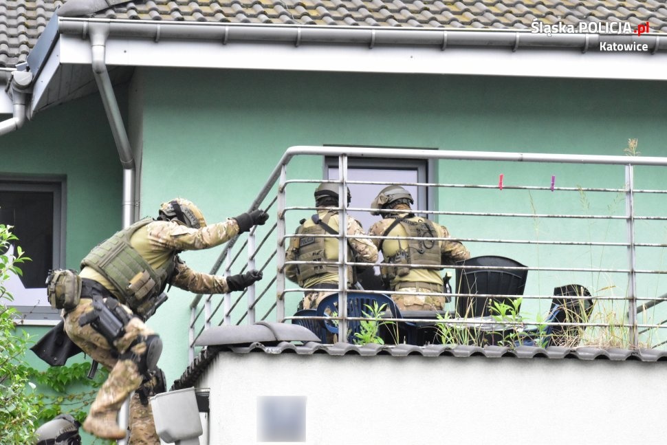 Katowiccy policjanci rozbili grupę przestępczą. Wśród zatrzymanych zawodnik MMA