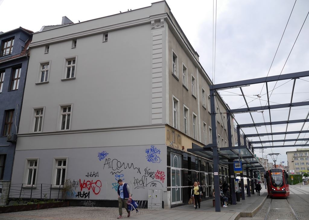 Jeden mural znika, ale ma być inny tej samej artystki. Mona Tusz pomaluje ścianę przy Rynku