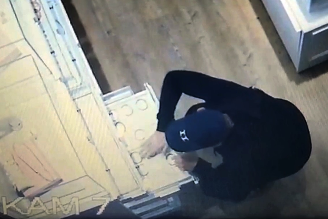 Bransoletka za 4 tys. zł została skradziona. Na nagraniu widać jak mężczyzna chowa ją do kieszeni [WIDEO]