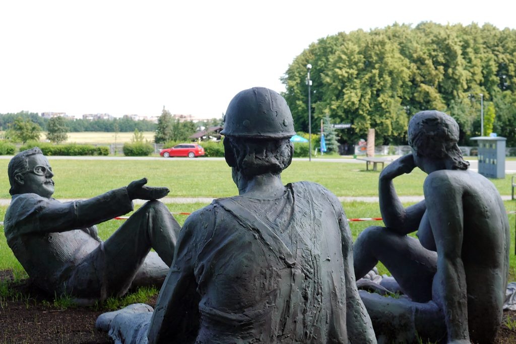 Naga kobieta, górnik i elegant znowu jedzą śniadanie na trawie w Katowicach