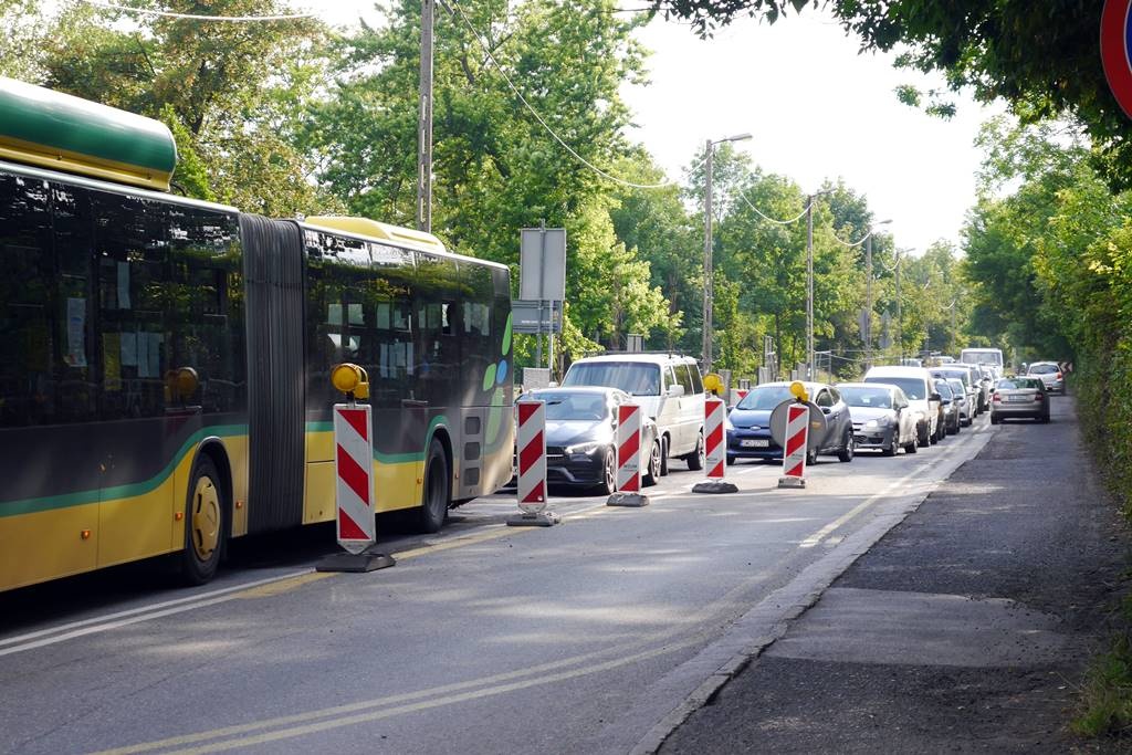 Wykop na jednej z dróg objazdowych do DK86 na szybko został zasypany