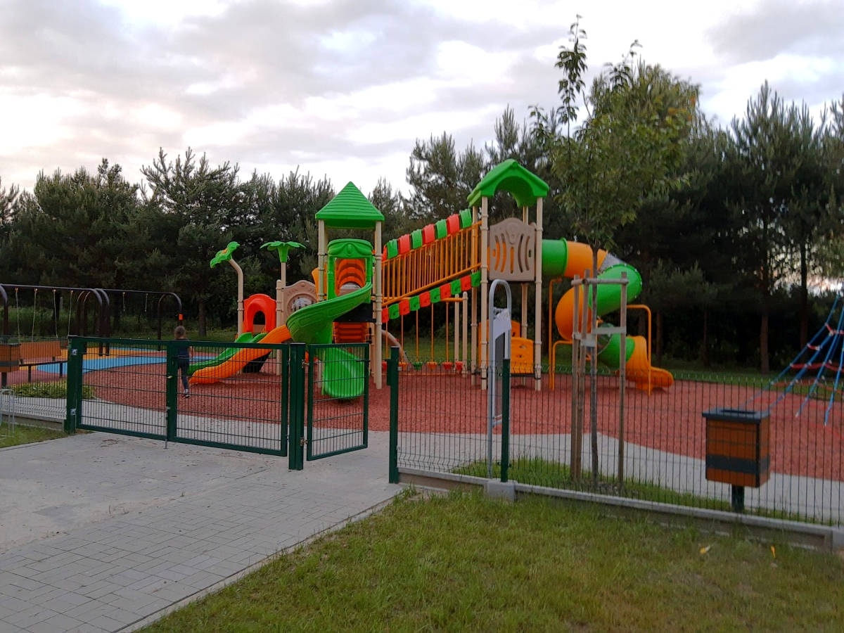 Śmieci i szkło na zjeżdżalni, odkręcone śruby na huśtawce. Niektórzy uważają, że komuś przeszkadza plac zabaw w Zarzeczu