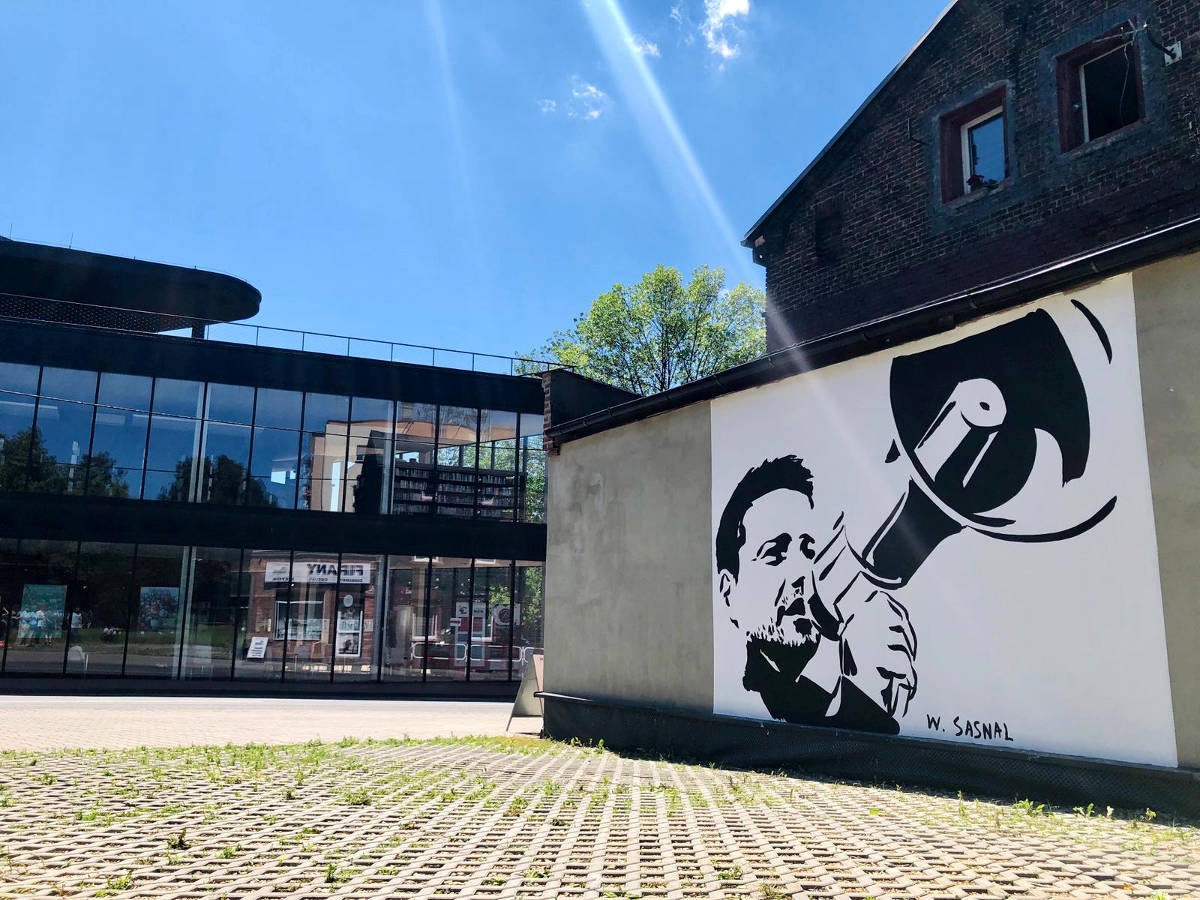 Kampania wyborcza na ścianie budynku. W Dębie powstał mural z Rafałem Trzaskowskim