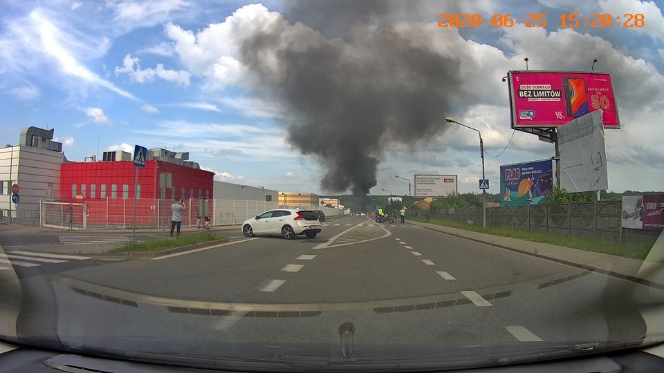 Pożar samochodu w Katowicach. Ulica jest zamknięta