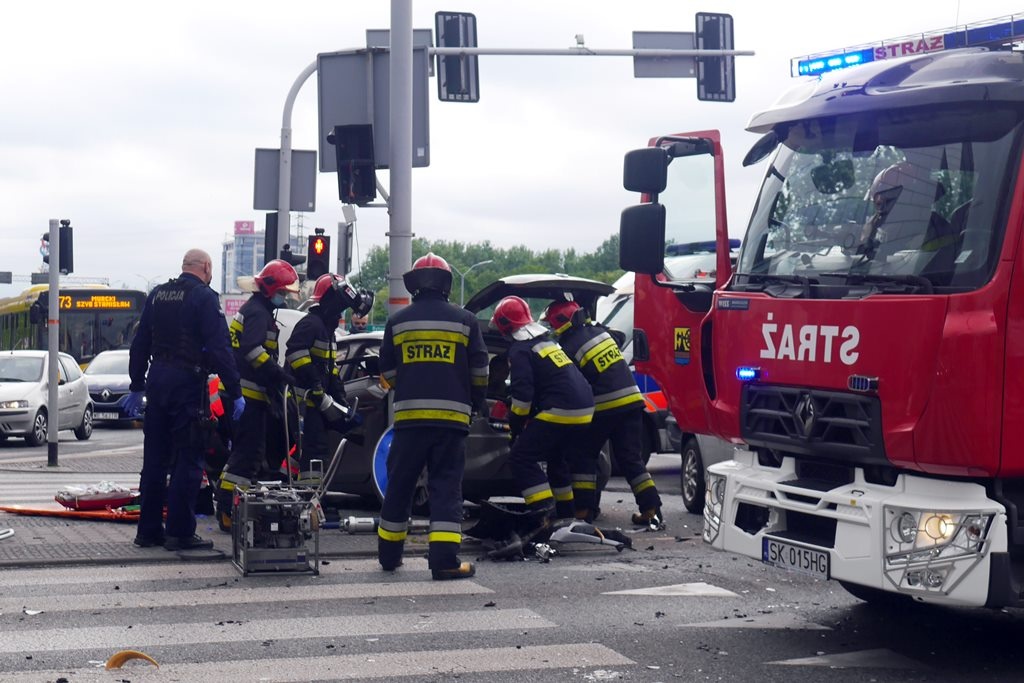 Poważny wypadek z udziałem nieoznakowanego policyjnego radiowozu w centrum Katowic