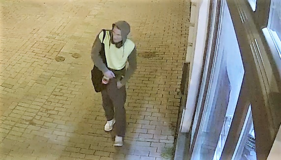 Kradzież w kawiarni w Katowicach. Policja szuka tego mężczyzny