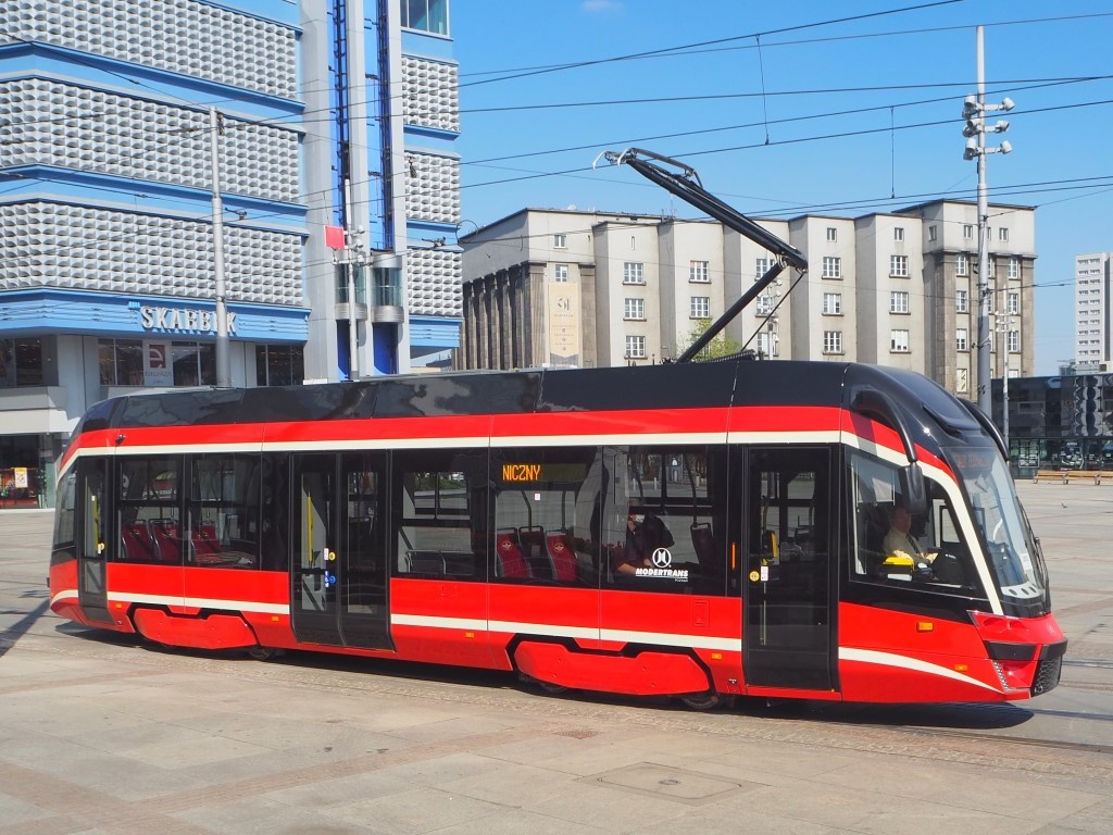 Nowy tramwaj zaczyna wozić pasażerów w Katowicach