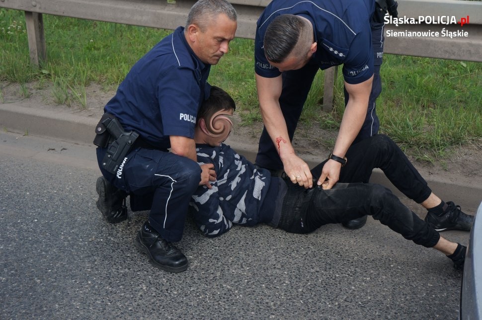 Pościg za kierowcą zakończony w Katowicach. Potrącenie policjantów, strzały i amfetamina w samochodzie