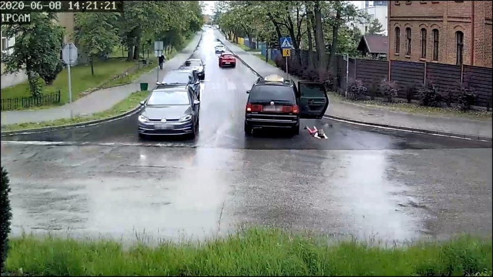 Dziecko wypadło z samochodu na środku skrzyżowania [WIDEO]