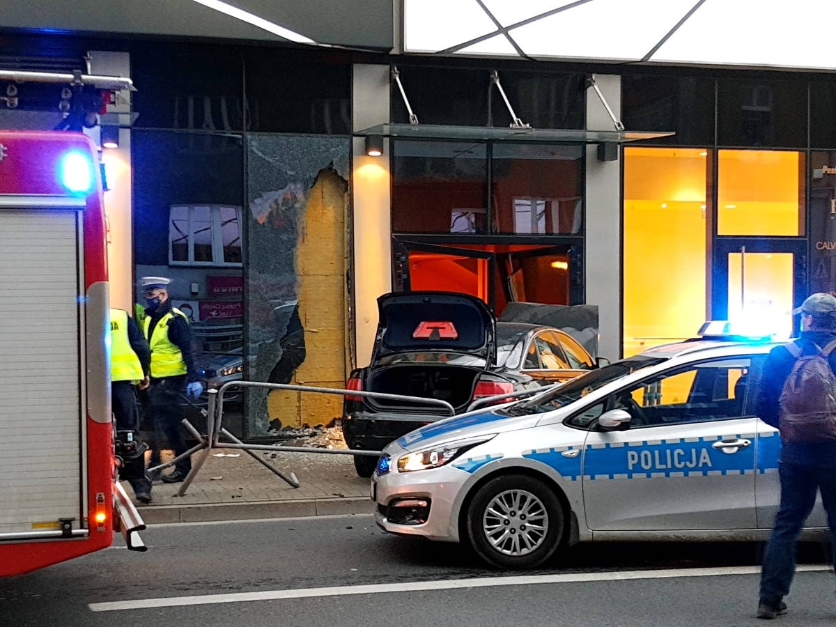 Samochód osobowy wbił się w Galerię Katowicką