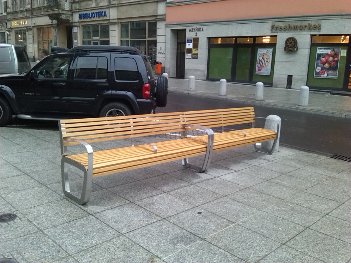 Miał być na kwarantannie, a leżał pijany na ławce w Katowicach