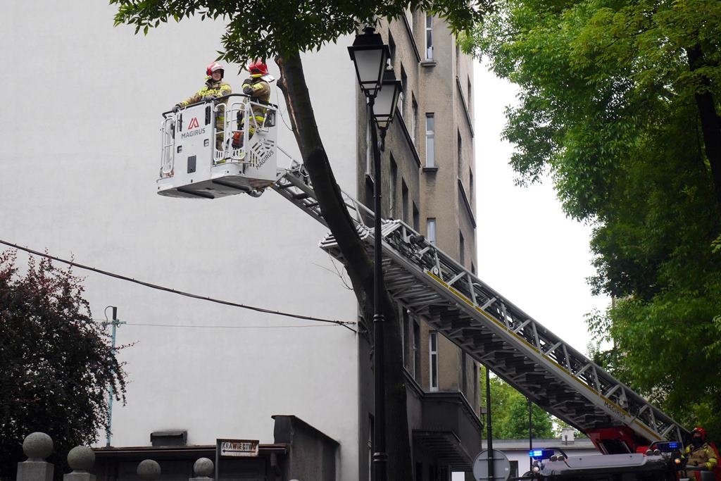 Za pomocą wózków hydraulicznych strażacy przestawiali samochody w centrum Katowic