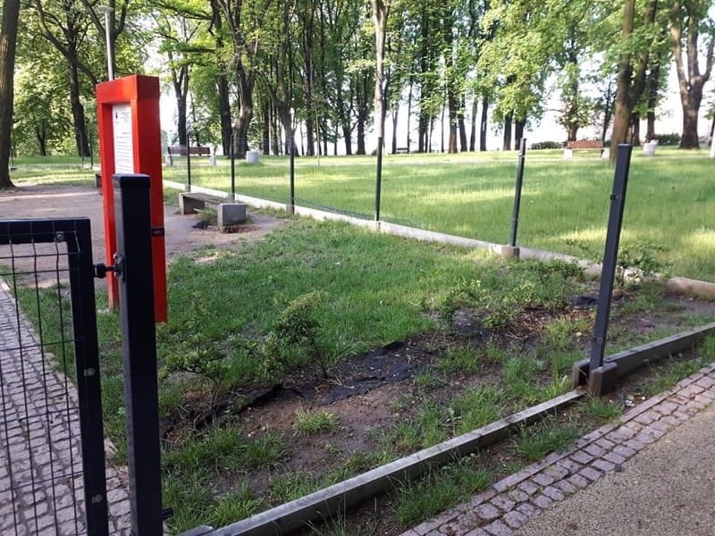 Nieznani sprawcy ukradli całe ogrodzenie wybiegu dla psów w Parku Boguckim