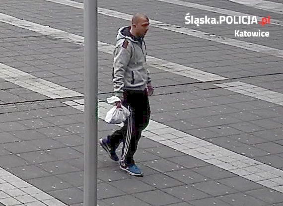 Kopał i okładał pięściami w centrum Katowic. Policja szuka tego mężczyzny [ZDJĘCIA]