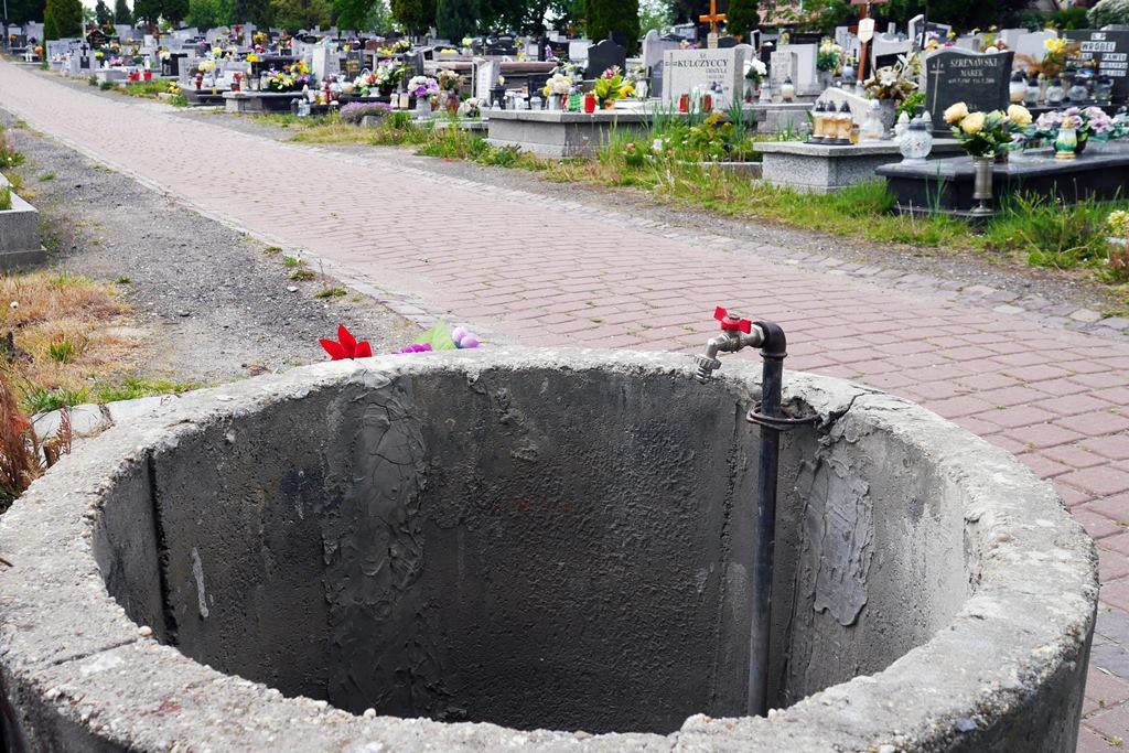 Ludzie kradną wodę z cmentarza w Katowicach