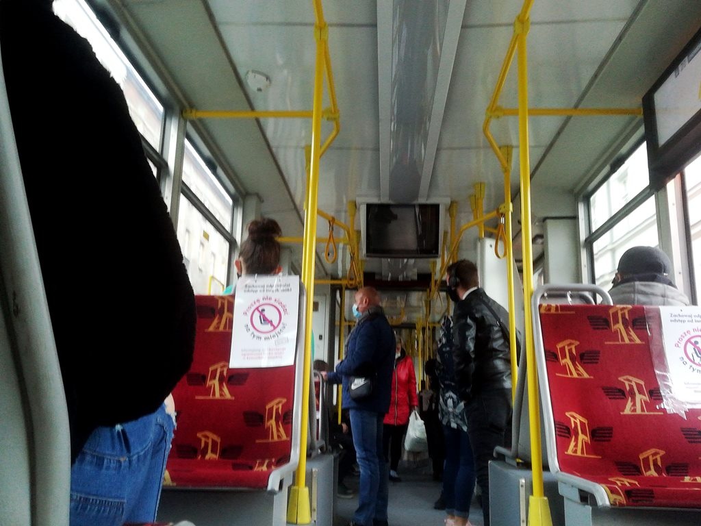 Więcej pasażerów w autobusach i tramwajach. Dużo osób będzie podróżowało na stojąco