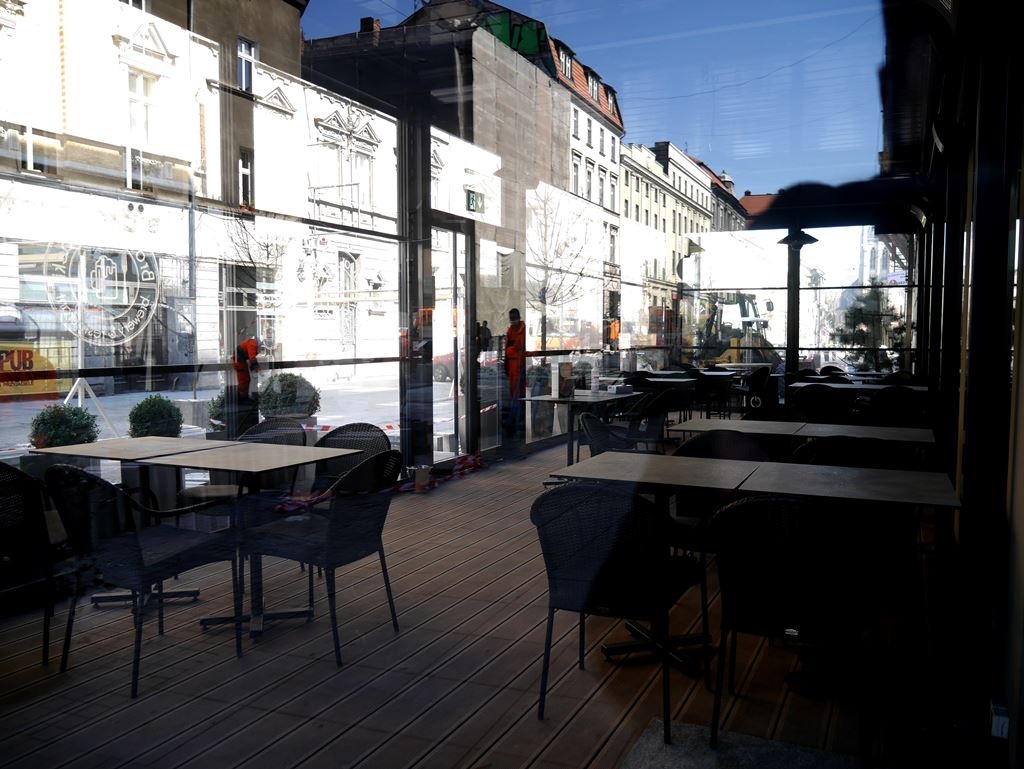 Rząd znosi kolejne zakazy. Otwierają się zakłady fryzjerskie, lokale gastronomiczne i tydzień później szkoły