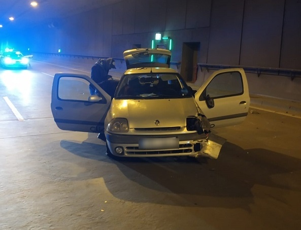 W tunelu pod rondem rozbili samochód. Potem uciekli, bo mieli narktotyki
