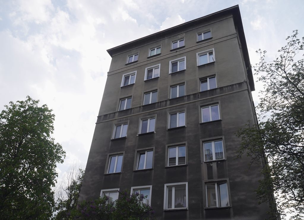 Sąsiedzi poczuli smród z mieszkania na Koszutce. W środku były zwłoki mężczyzny