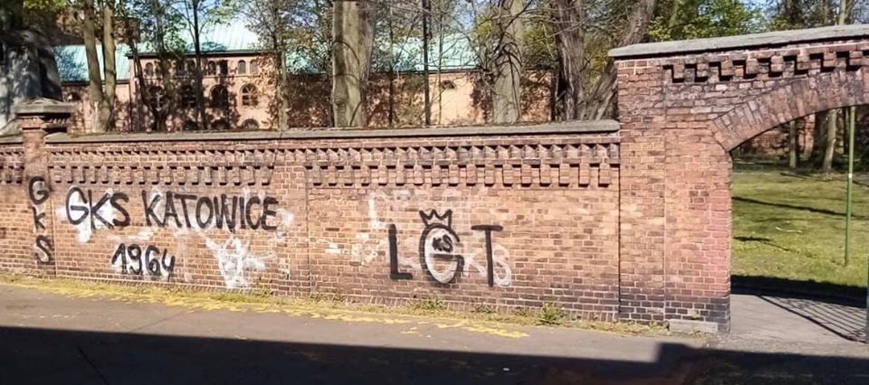 Kibolskie napisy na ogrodzeniu bazyliki Franciszkanów w Panewnikach