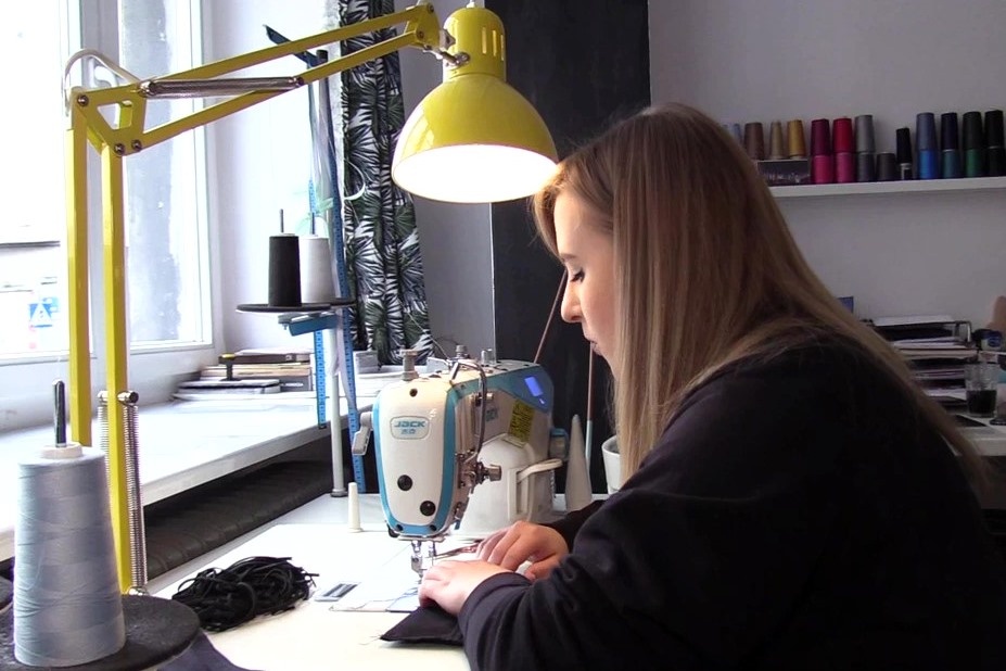 Moda na maseczki. Lokalne marki prześcigają się w pomysłach na zakrycie twarzy