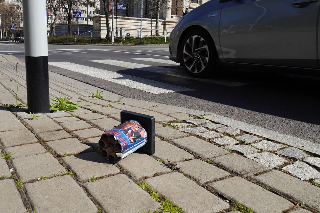 Ktoś puszcza w nocy fajerwerki lub petardy. Policja na razie nie namierzyła sprawców