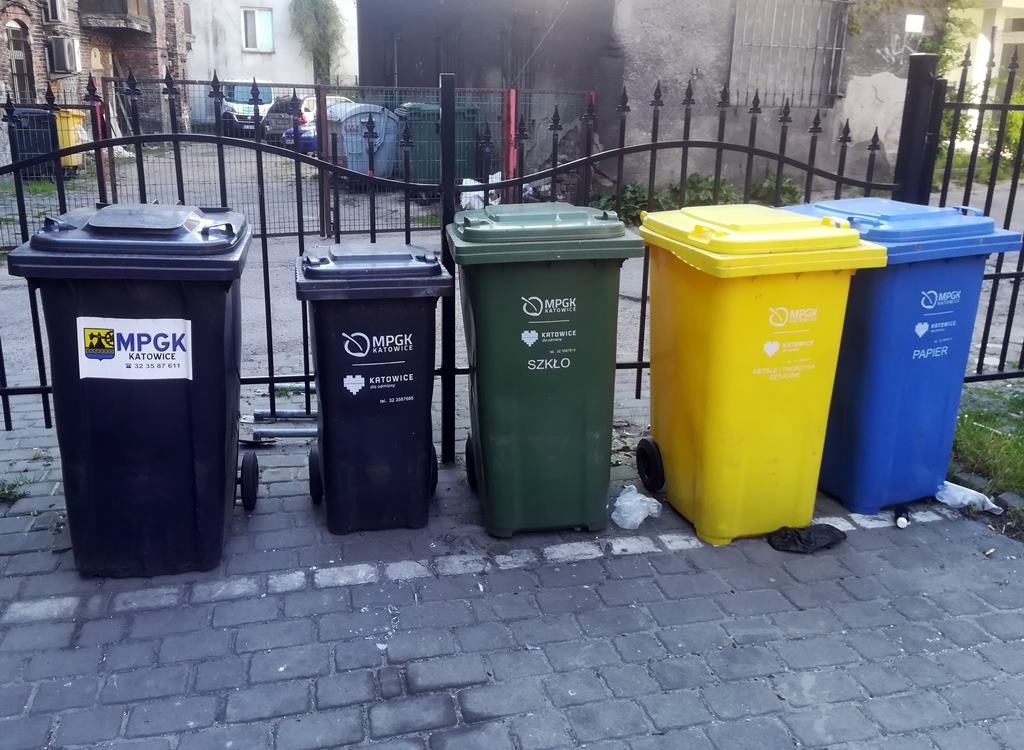 Punkty zbiórki odpadów w Katowicach ponownie otwarte. MPGK odpowiada co zrobić z maseczkami i rękawiczkami