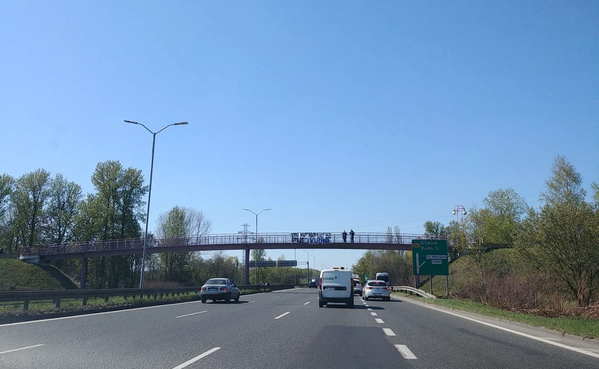 Kibole GKS wywiesili nad DTŚ wulgarny napis. Zdjęła go policja