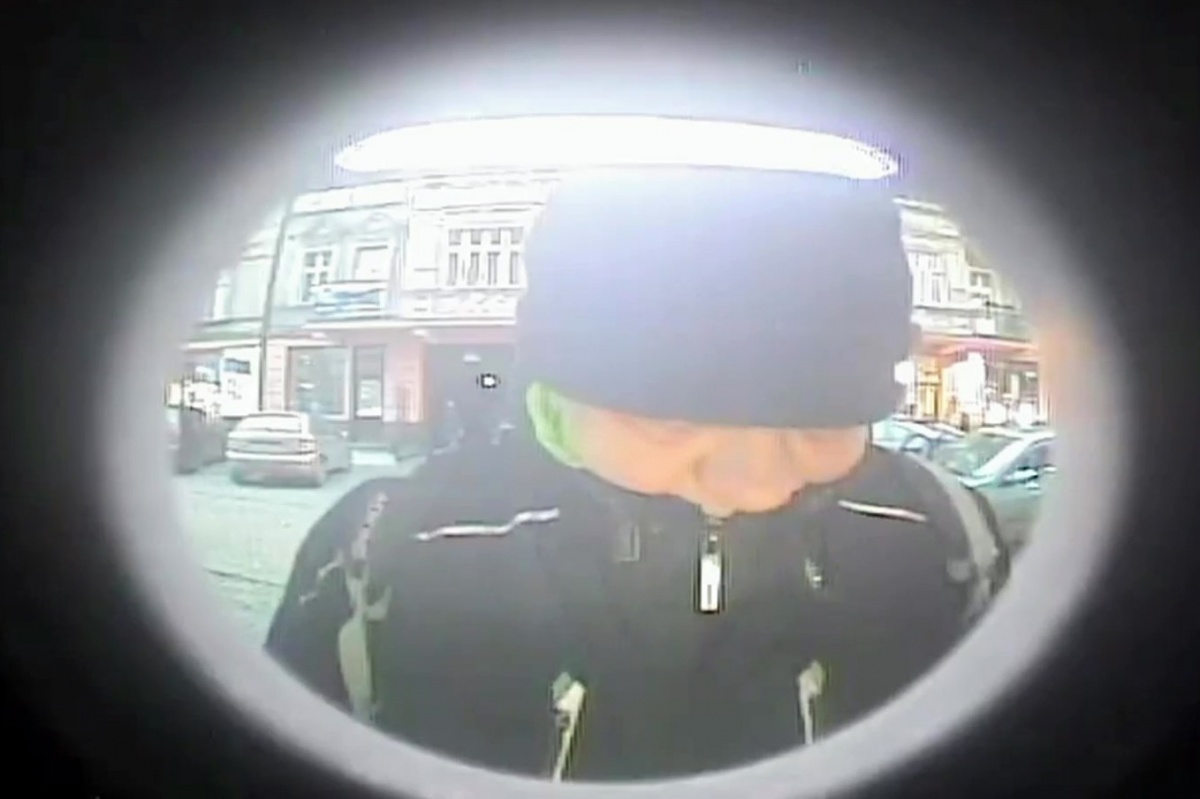 Zniknęła karta płatnicza, a później płacił nią ten mężczyzna [WIDEO]