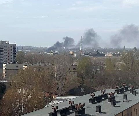 Pożar przy torach w Szopienicach. Dym widać z daleka