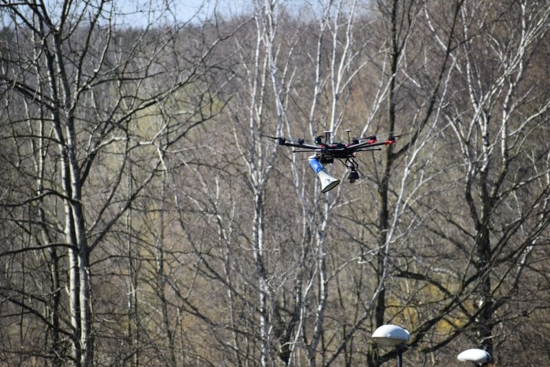 Strażnicy i policjanci przetestowali drona do monitorowania parków [WIDEO]