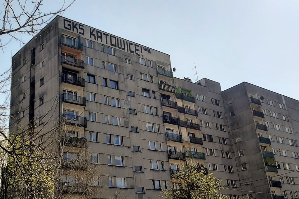 Kibole GKS Katowice włamali się na dach i zdewastowali blok w Ligocie