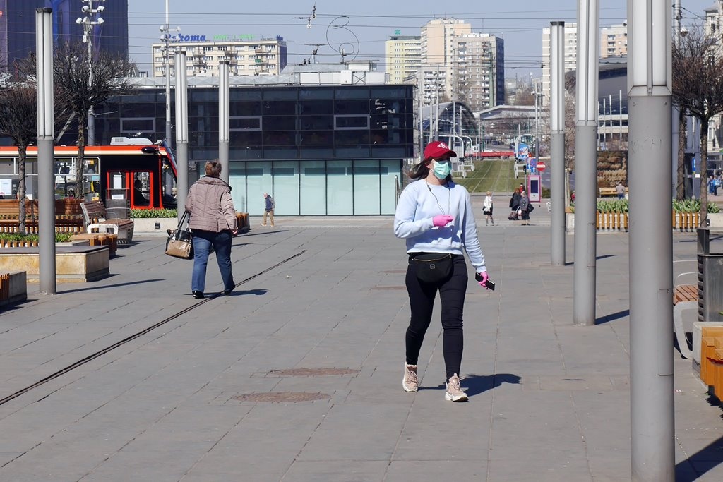 Rząd przedłuża wszystkie ograniczenia, przekłada egzaminy i wprowadza obowiązkowe zakrycie twarzy