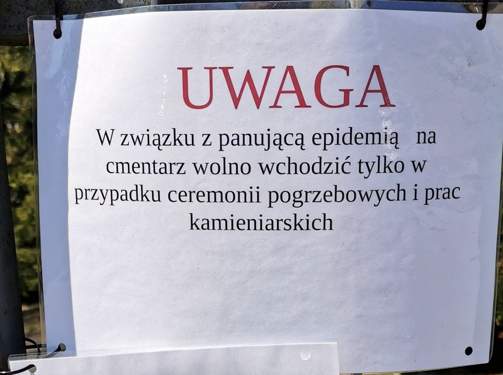 Katowickie cmentarze są zamknięte, ale bramy pozostały otwarte