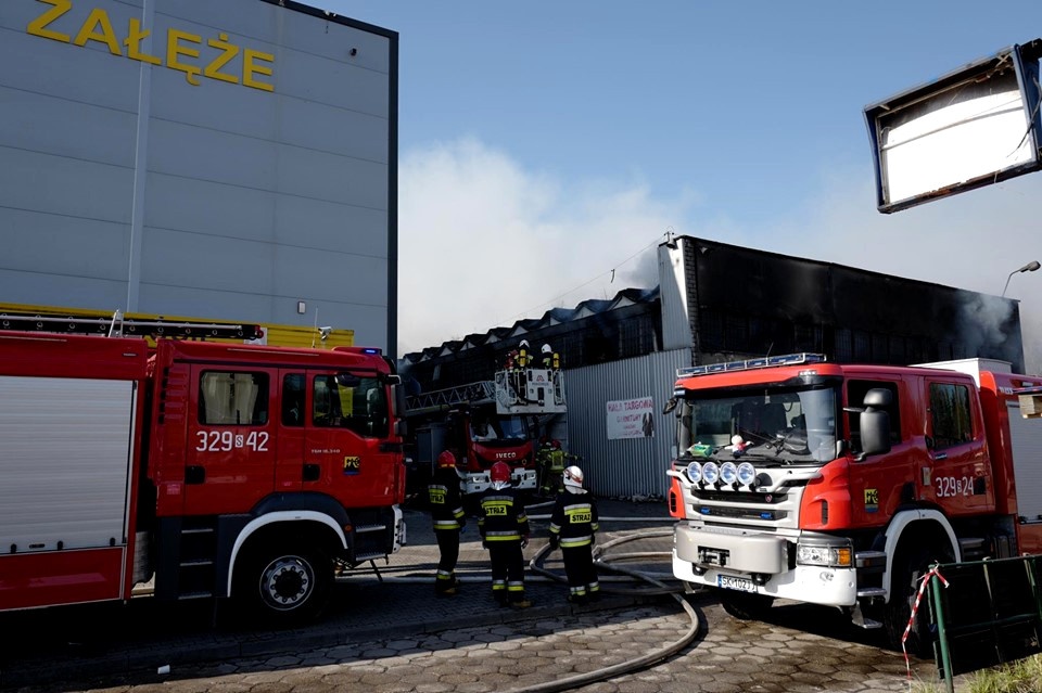 Pożar hali magazynowej w Załężu. Dogaszanie potrwa do wieczora