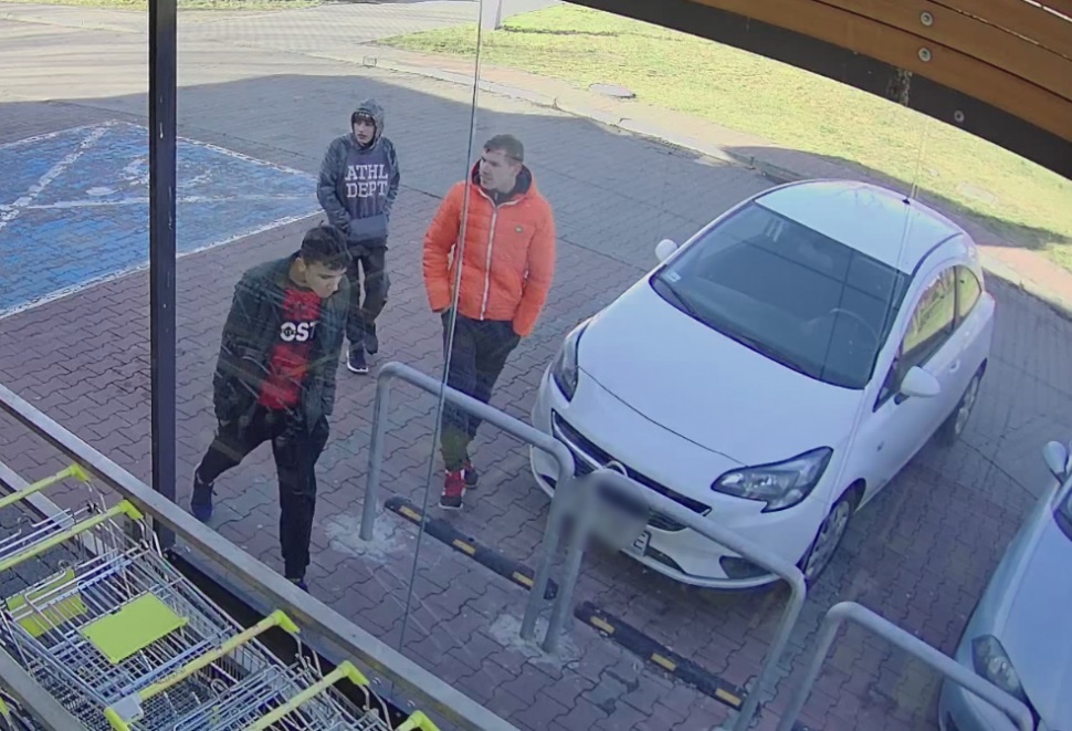 Ktoś ukradł środki higieniczne z Biedronki. Tak wyglądają podejrzewani