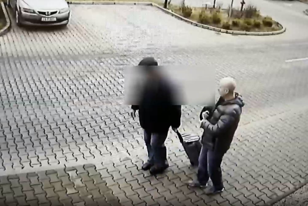 Kieszonkowiec poszukiwany przez policję. Miał płacić cudzą kartą [WIDEO]