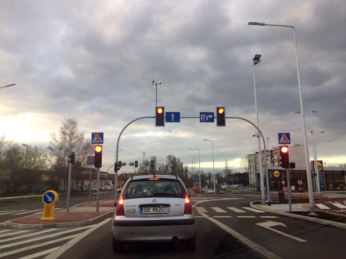Światła przy nowym dworcu autobusowym będą się świecić wszystkimi kolorami, bo nie ma komu podjąć decyzji, żeby to zmienić
