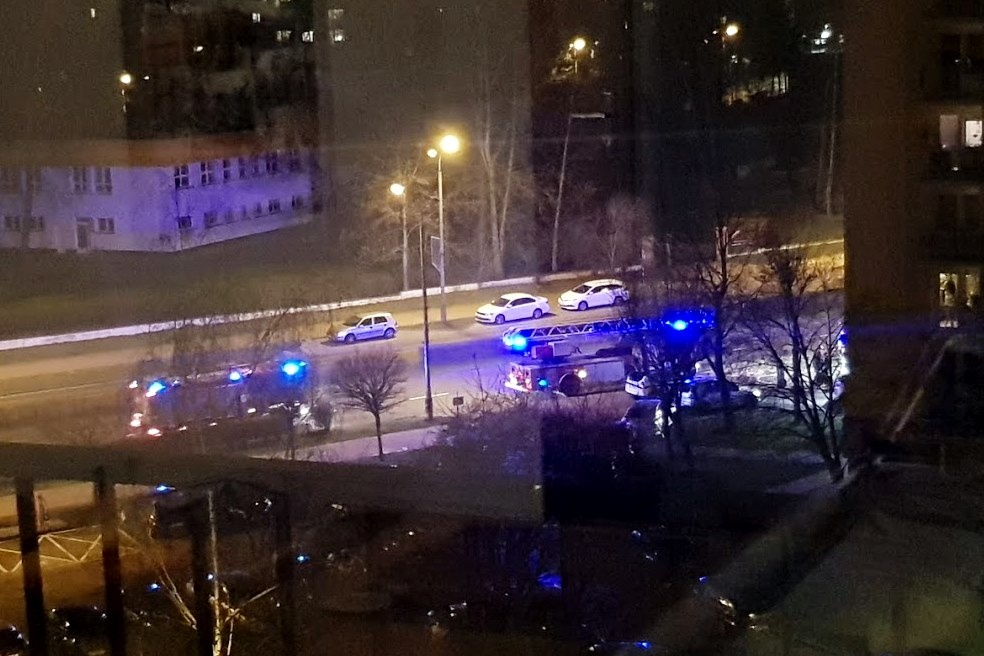Niepełnosprawny zginął w pożarze. Zaparkowane auta utrudniły dojazd strażakom [WIDEO]
