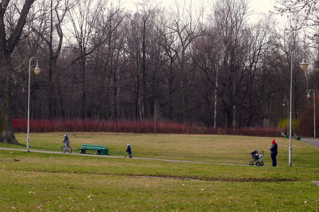 Sporo osób w katowickich parkach, ale mieszkańcy przestrzegają zakazów
