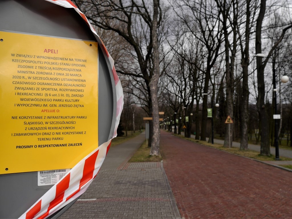 Taśmy na wejściach do Parku Śląskiego. Zarząd apeluje o niekorzystanie z parku