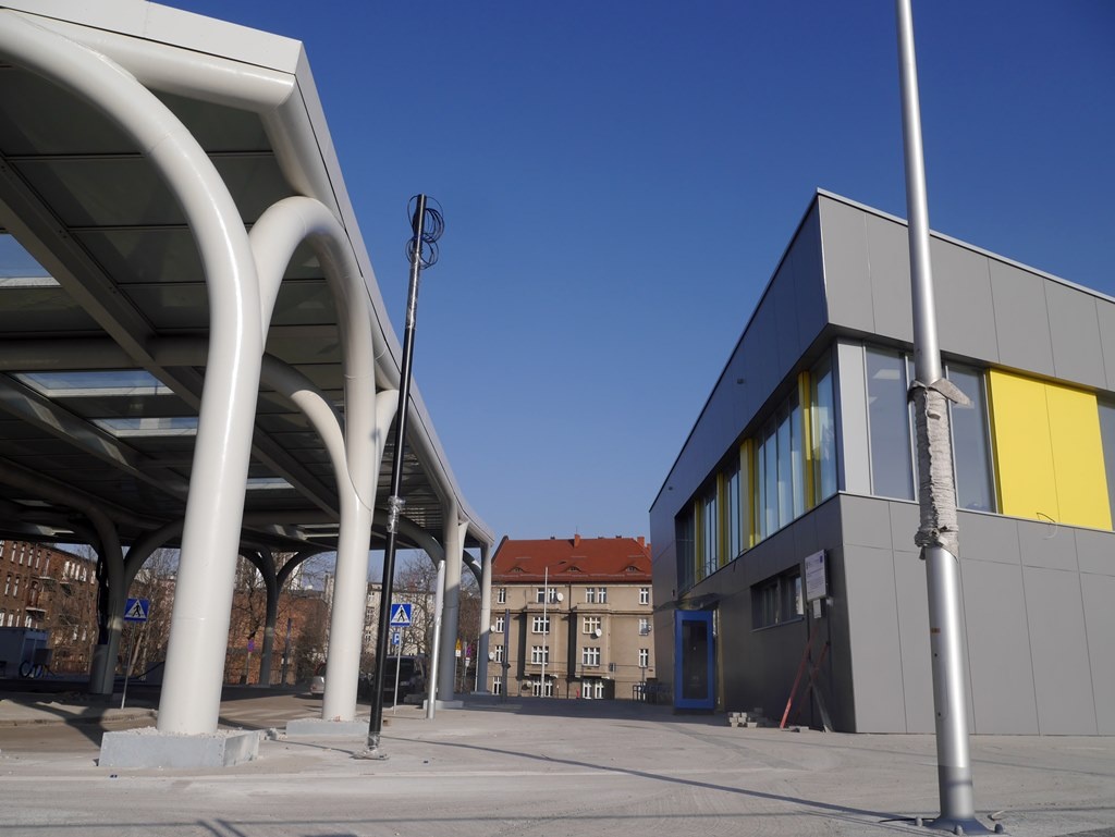 Nowy dworzec autobusowy jeszcze nieotwarty, a już trzeba burzyć ścianę