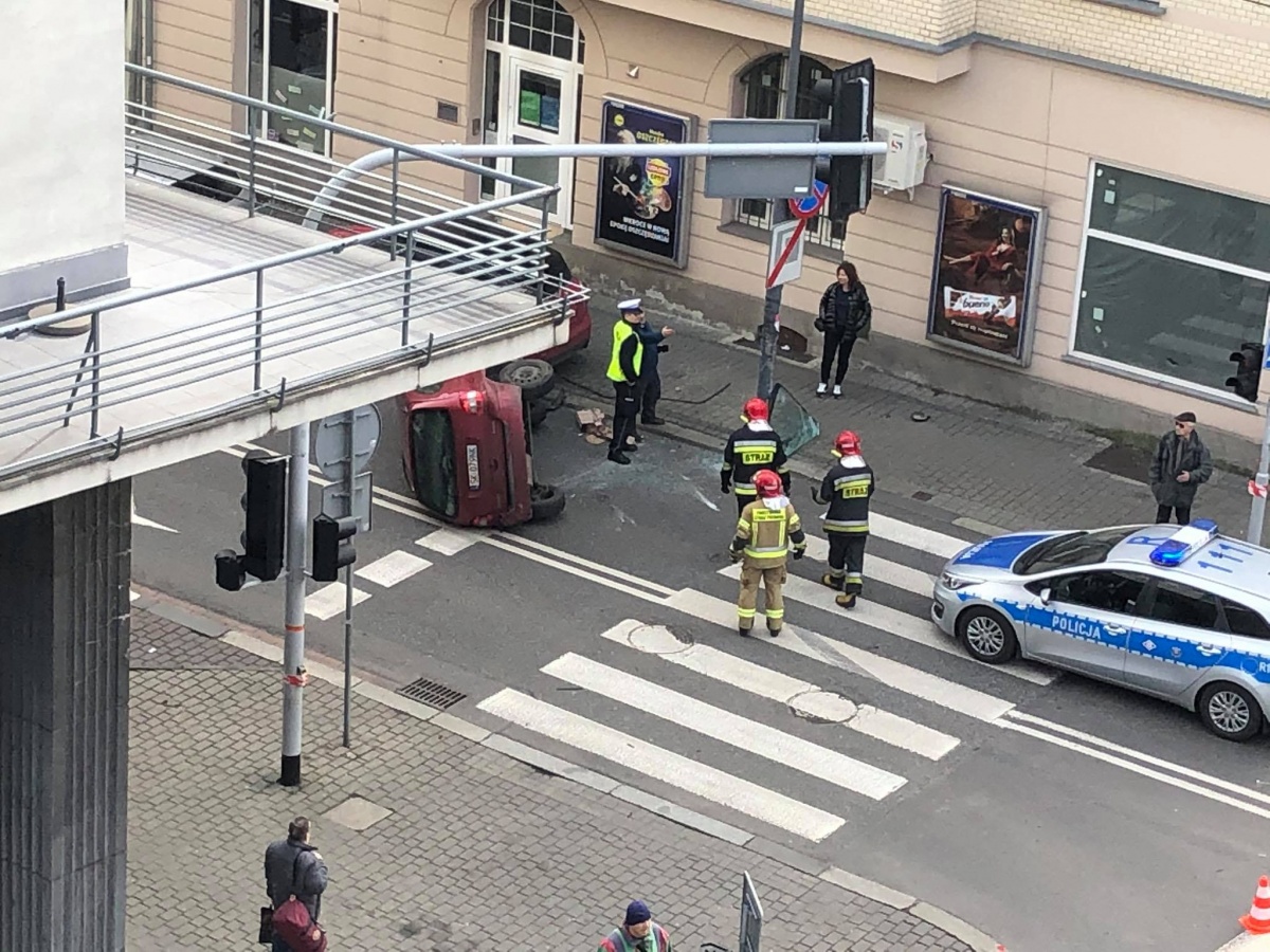 Groźna kolizja w centrum Katowic. Auto wylądowało na boku