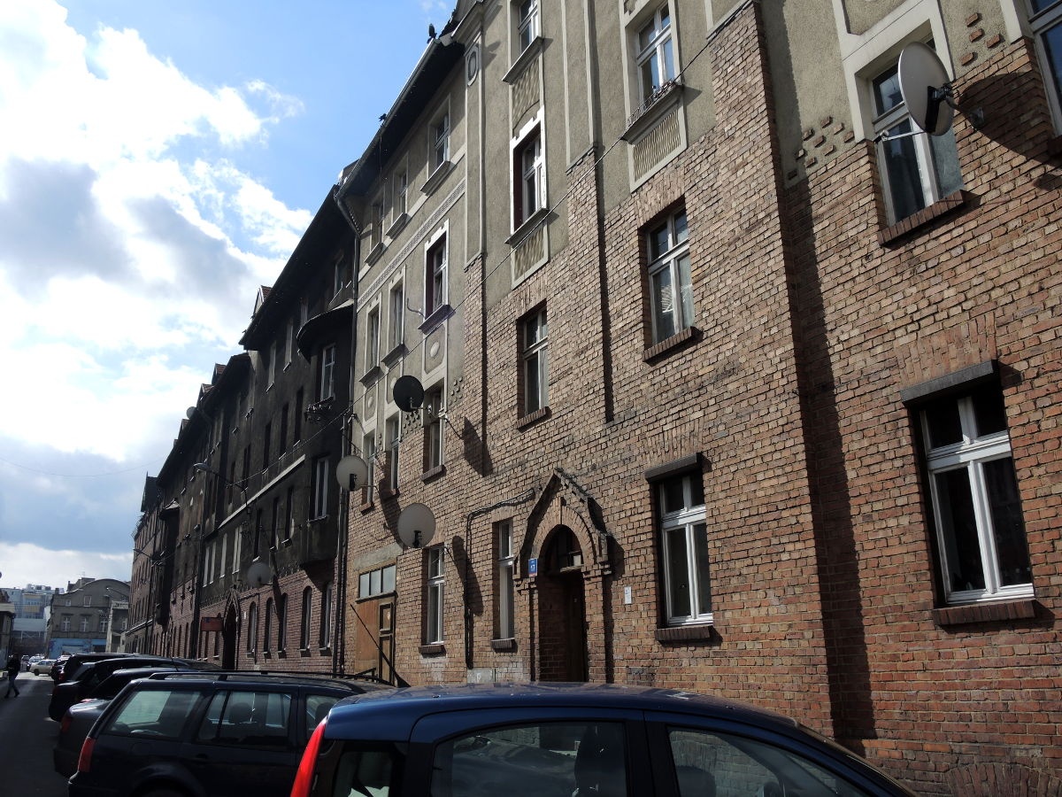 Zwłoki leżały w mieszkaniu tak długo, że zaczęły śmierdzieć. Tajemnicza śmierć w Szopienicach