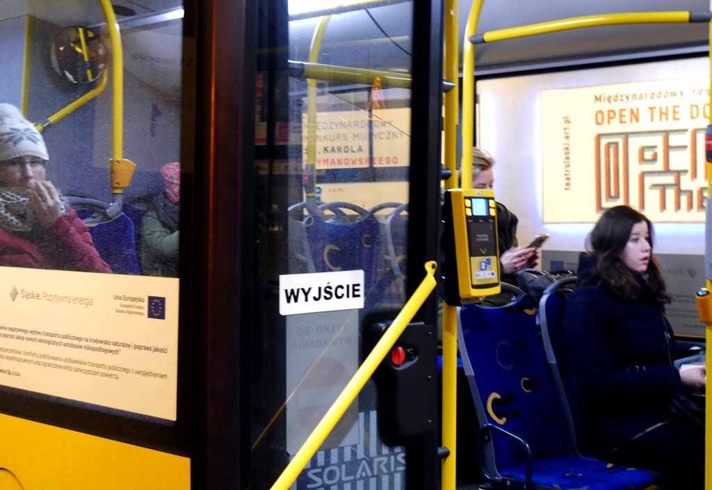 Przez jakiś czas nie trzeba będzie używać przycisków do otwierania drzwi w autobusach i tramwajach ZTM