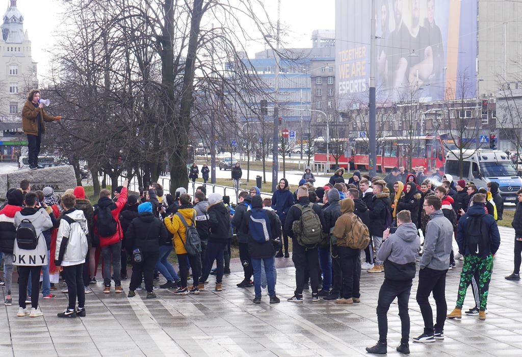 Fani esportu jak kibole piłkarscy. Wulgarne przyśpiewki i eskorta policji [ZDJĘCIA]